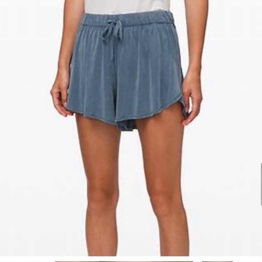 lululemon flow in elegance  Women's Blue Drawstring  Shorts